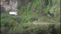 سقوط کامیون از خطرناک ترین جاد...