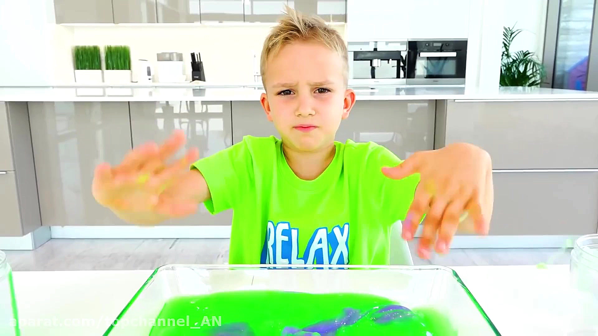 ولاد و نیکیتا  نیکیتا سوار بر...