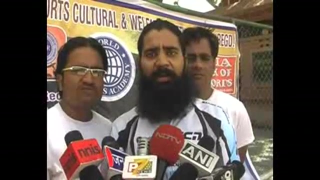 کشیدن ماشین با ریش و سیبیل