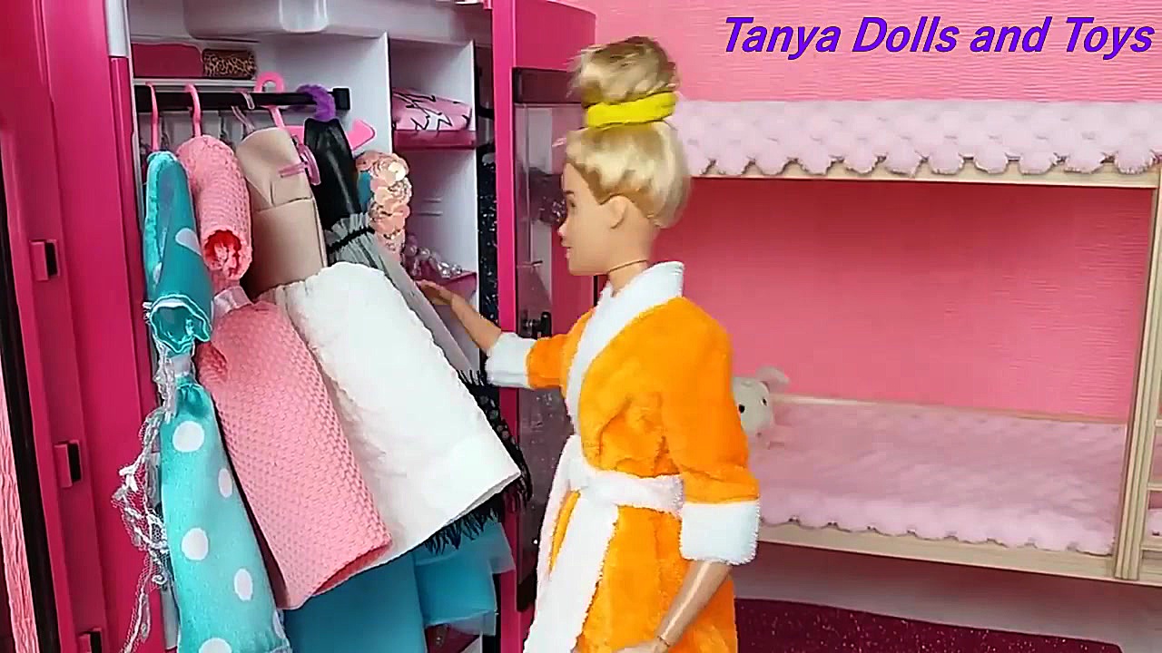 عروسک باربی  باربی و زندگی در...