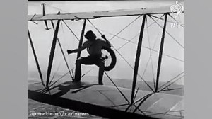 نصب چرخ هواپیما توسط یک خانم د...