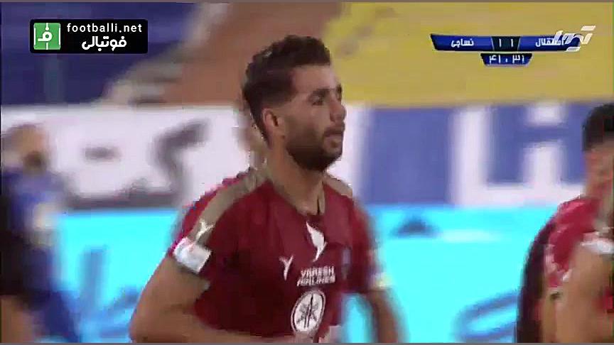 وقتی حسینی از وسط زمین گل می خ...