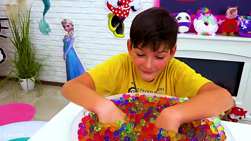 ساشا و مکس  آب بازی با توپ های...