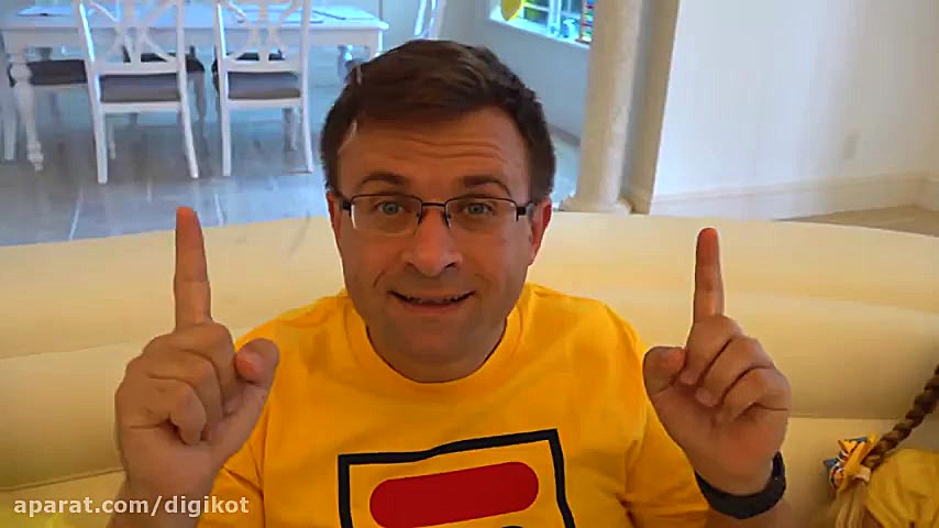 دیانا و روما بیرون خانه بازی م...