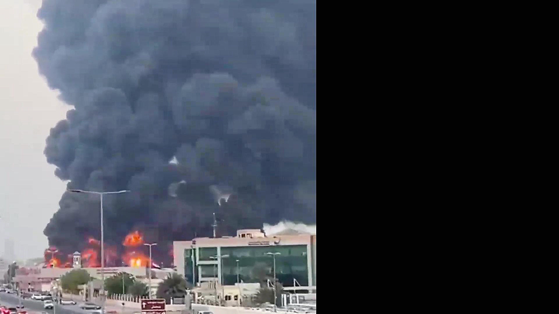 آتش سوزی گسترده در20 انبار موا...