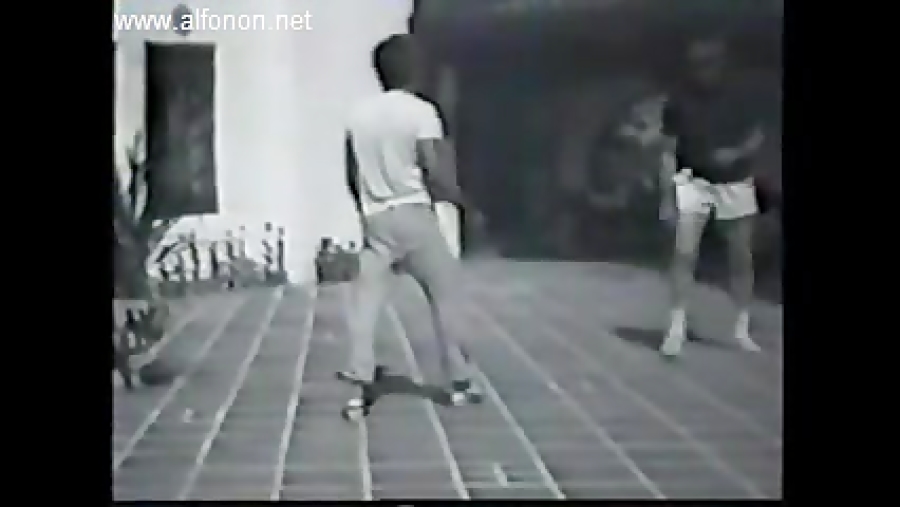 بروسلی در حال آموزش دادن