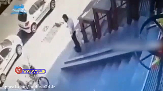 سرخوردن سارق بدشانس هنگام گوشی...