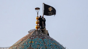 تعویض پرچم  حرم حضرت شاهچراغ(ع...