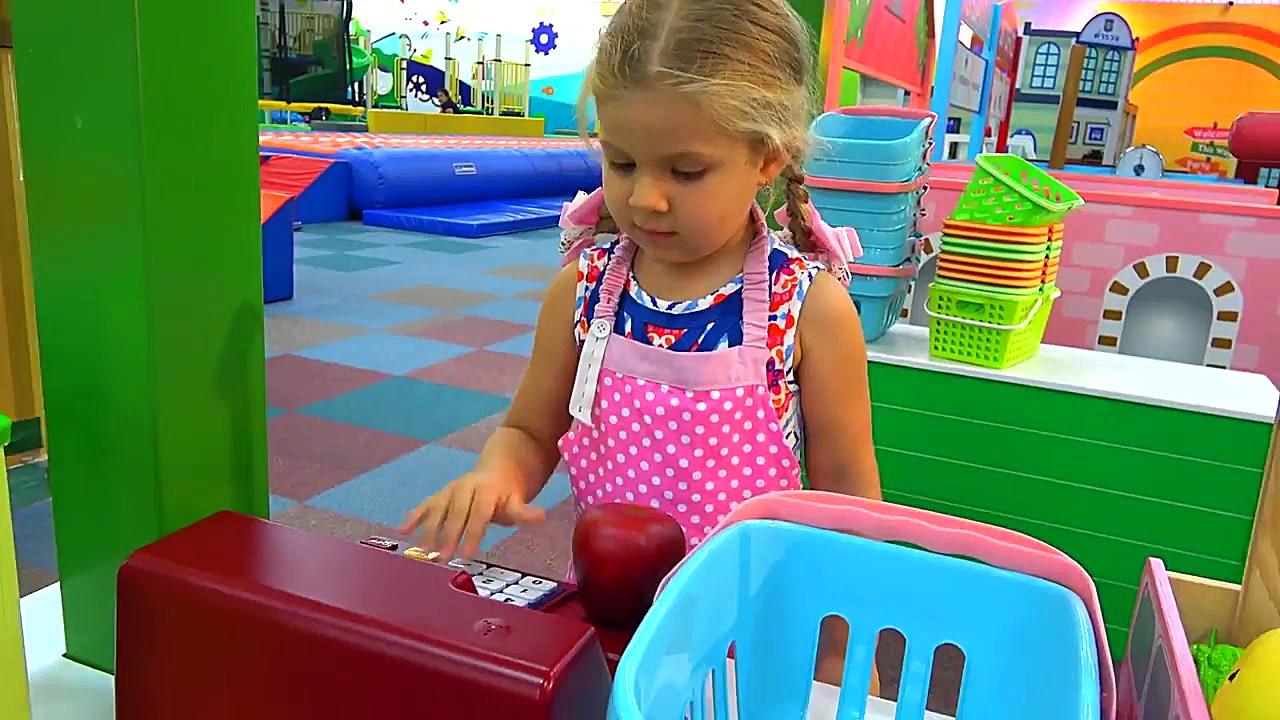 دیانا و اسباب بازی ها  بازی کر...