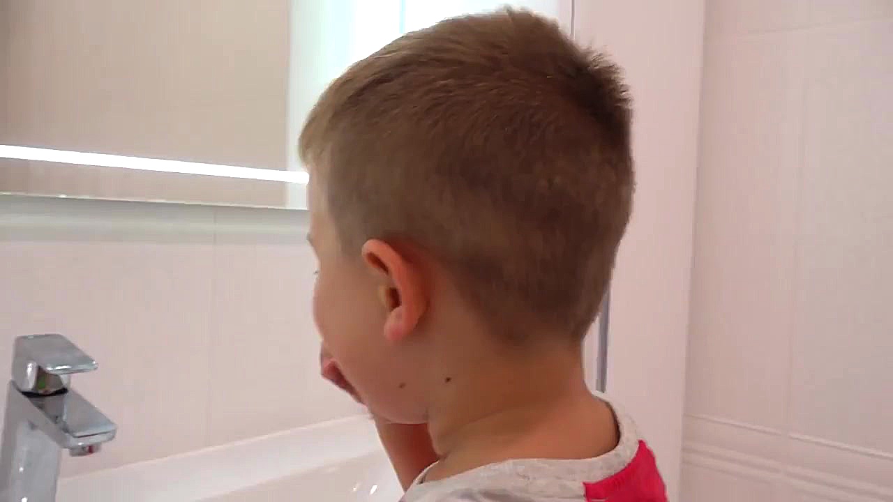 دیانا و اسباب بازی ها  صبحانه...