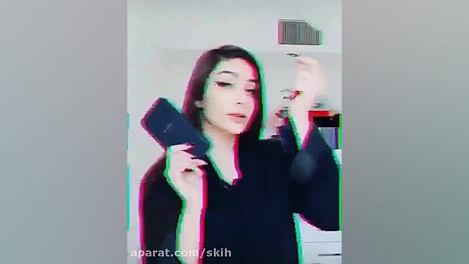 فریال با قاب گوشی های و لباس م...