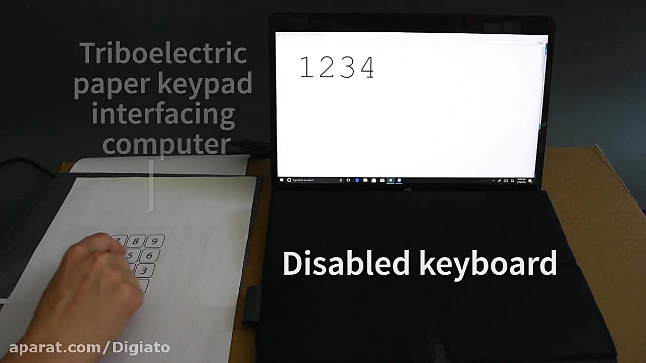 تایپ با کاغذ روی لپ تاپ