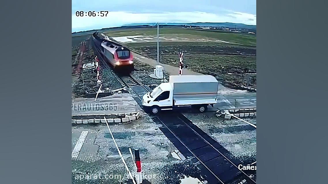 بی توجهی به لحظه عبور قطار و م...