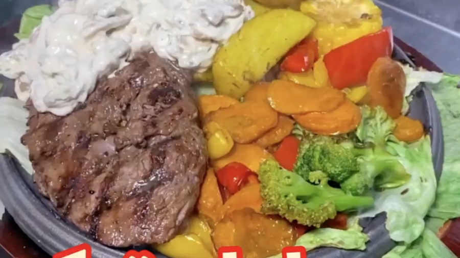 استیک با جلیز و ولیز روی میز ش...