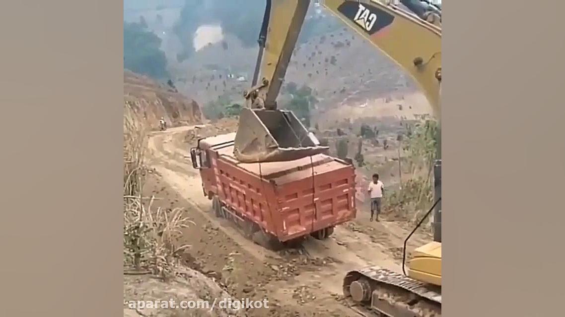 تلاش بیل مکانیکی برای خارج کرد...