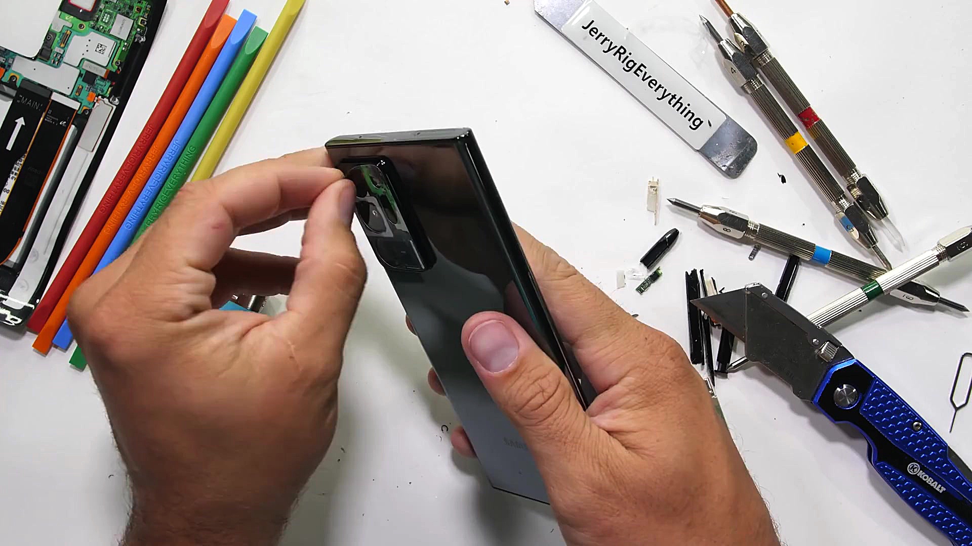 تست مقاومت و خش پذیری پرچم دار...