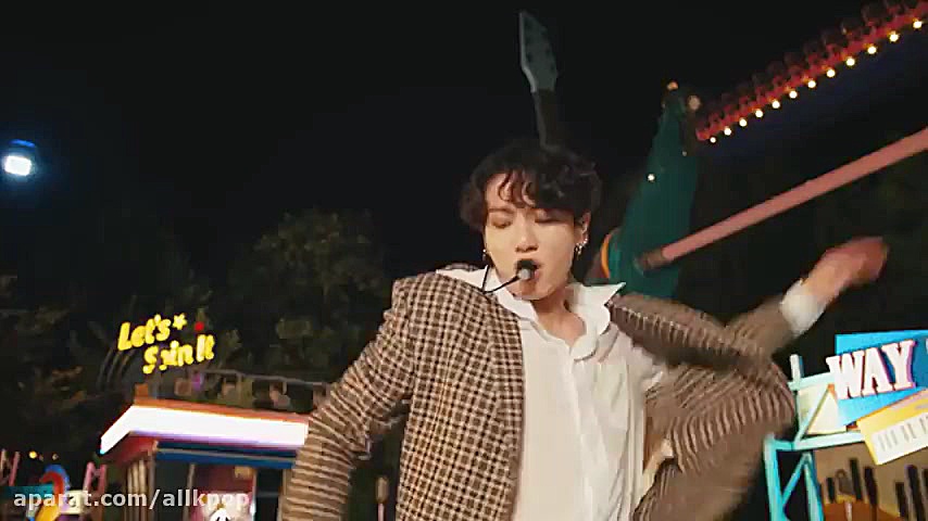 اجرای آهنگ dynamite از گروه BT...