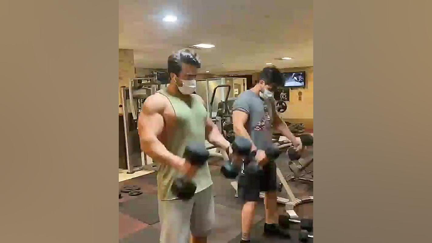 ورزش کردن امیر حسین آرمان در ب...