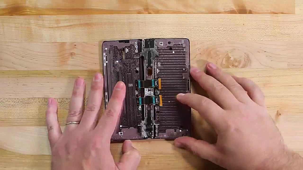 کالبدشکافی گلکسی Z فولد 2 توسط...