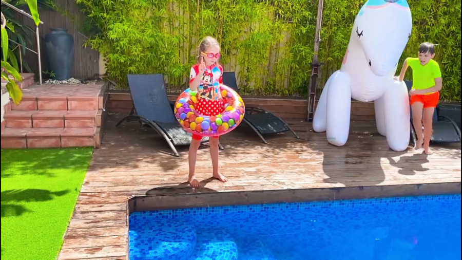 بازی های مکس و کتی در استخر