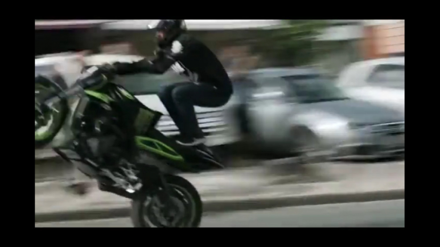 موتور سواری نمایشی در شهر