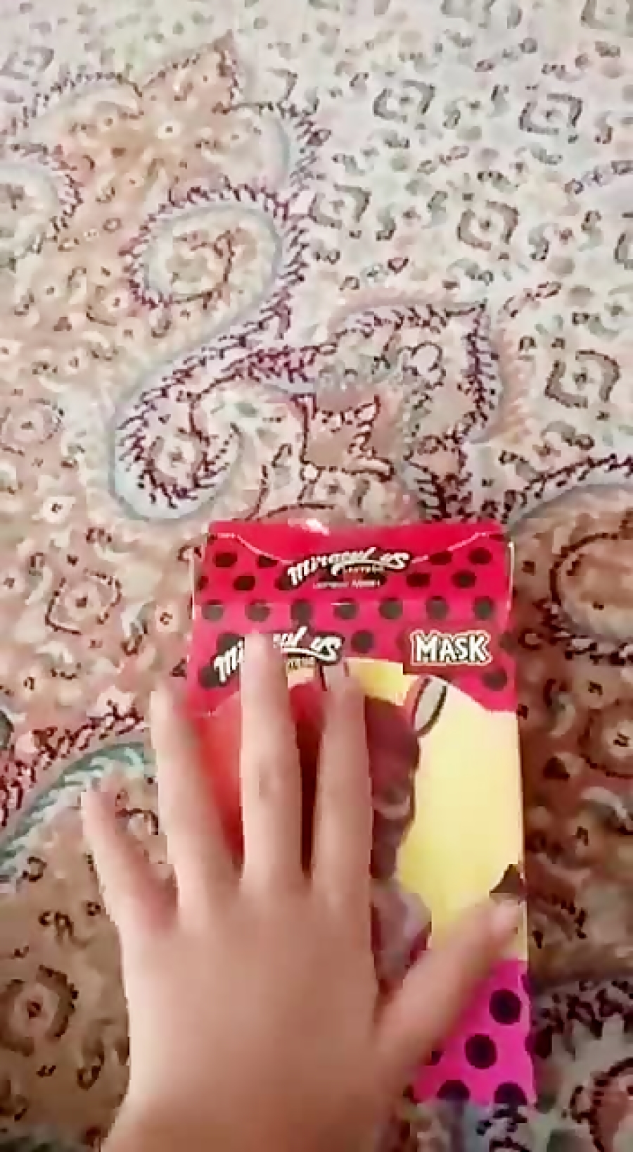 دختر کفشدوزکی