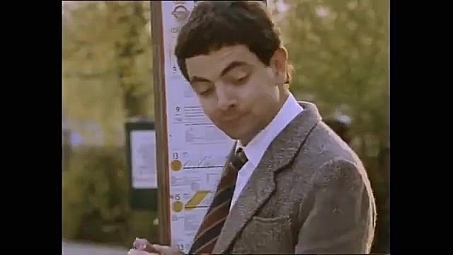 مستر بین در ایستگاه اتوبوس