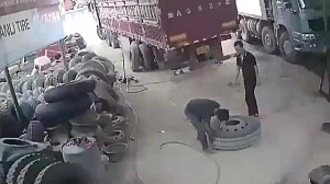 حادثه خطرناک ترکیدن لاستیک در...