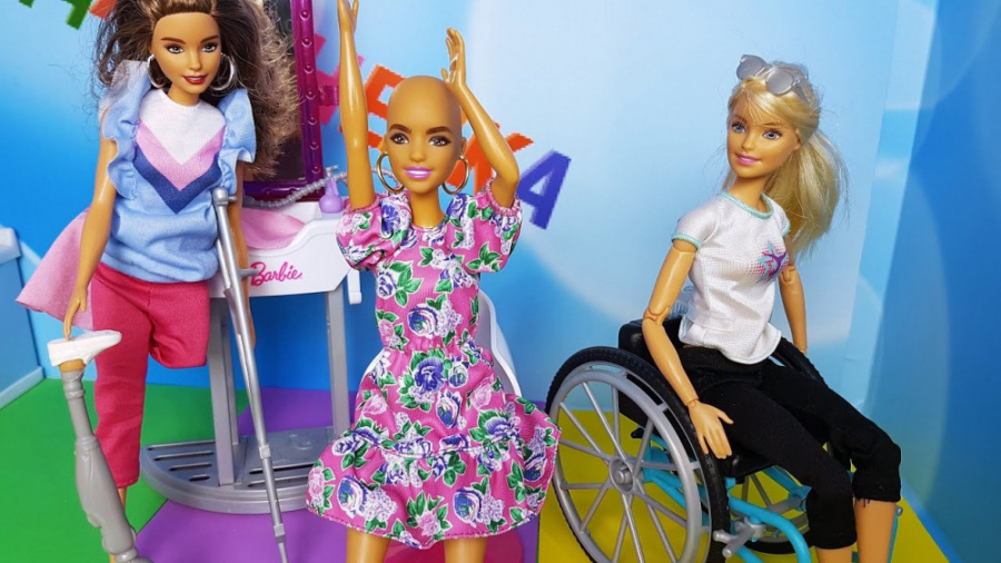 عروسک باربی و تجهیزات پزشکی