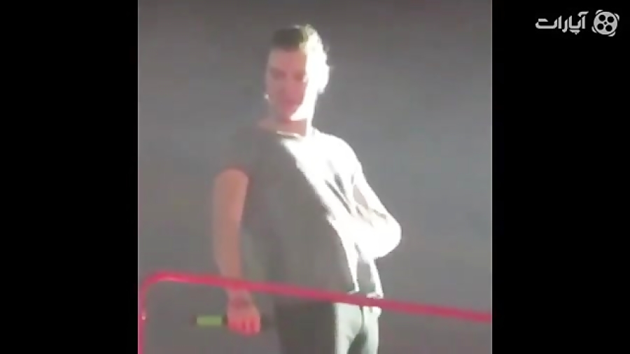 هری ادای یکی از فن ها رو در می...