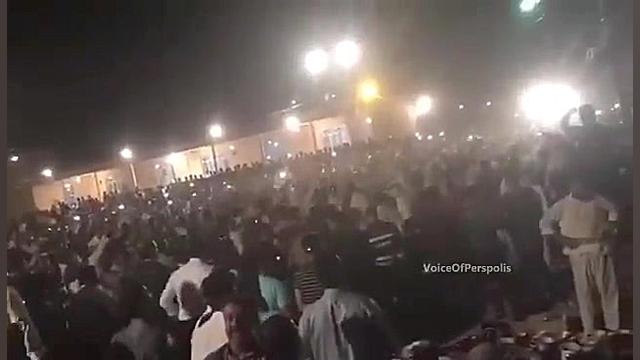 شادی مردم مقابل خانه عیسی آل ک...