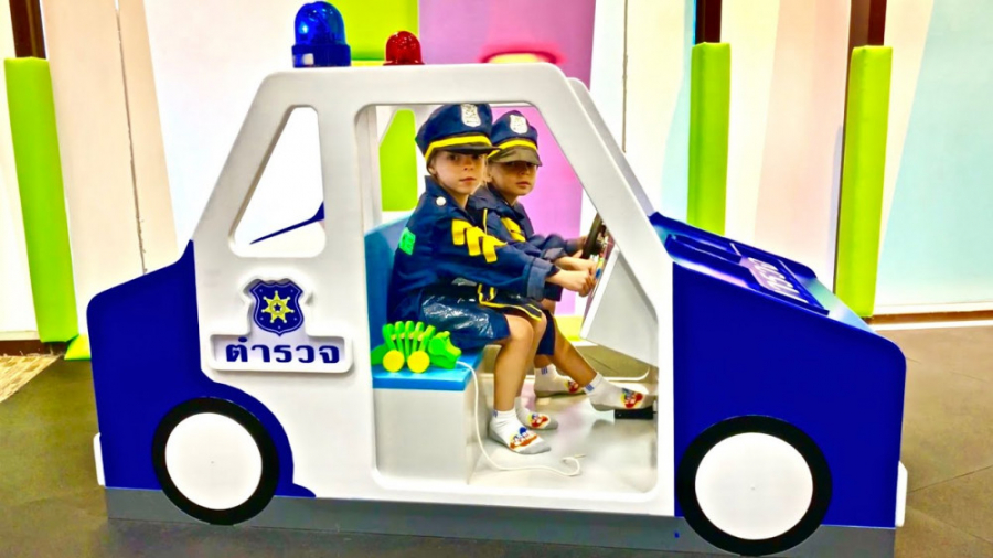 استیسی و میلا  بازی در شهر باز...