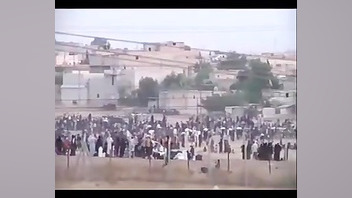 قدم زدن داعشی ها مقابل نظامیان...