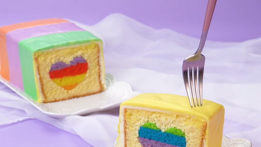 دیزاین و دکور بسیار زیبای کیک...