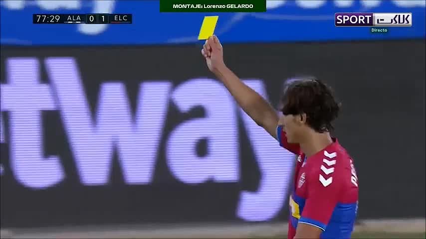 نشان دادن کارت زرد به داور در...