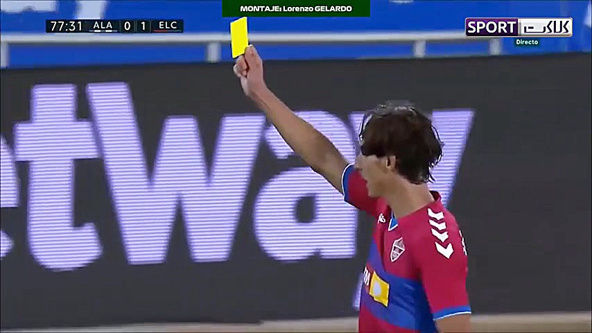 نشان دادن کارت زرد به داور در...