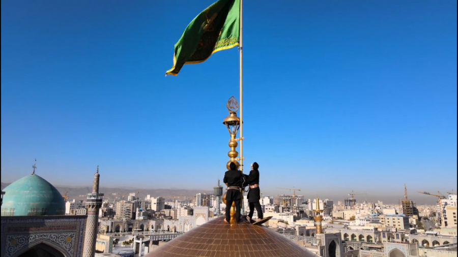 تعویض پرچم گنبد منور رضوی در آ...