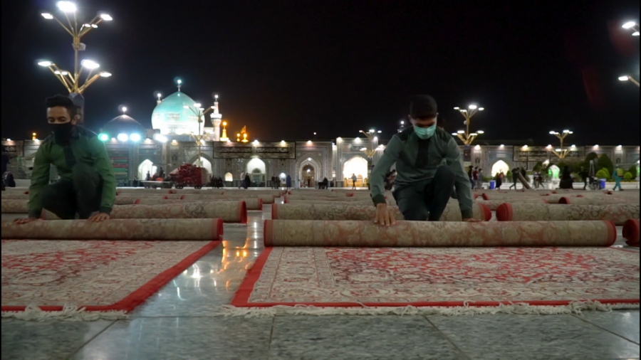 حال و هوای خادمان فرش در حرم م...