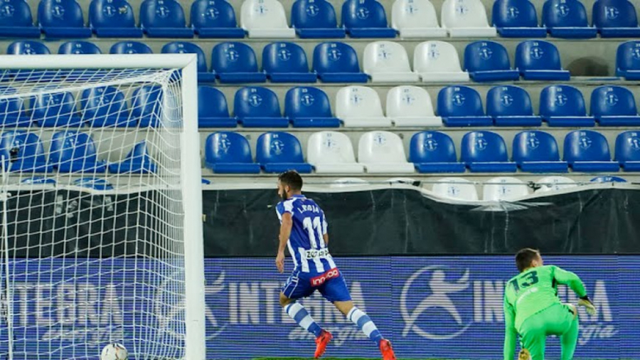 گل آلاوز به بارسلونا از روی اش...