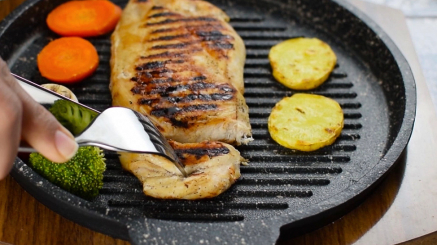 مرغ گریل و سبزیجات یک غذای رژی...