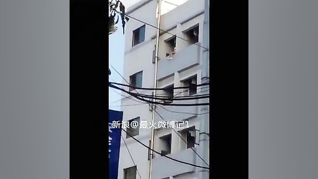 پریدن دختر توهمی از طبق شش به...