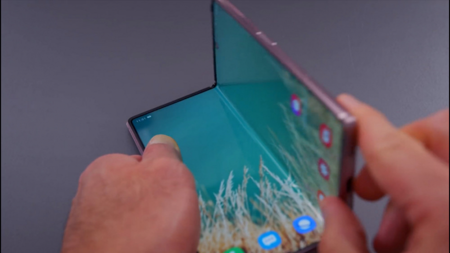 بررسی تخصصی Galaxy Z Fold 2 سا...