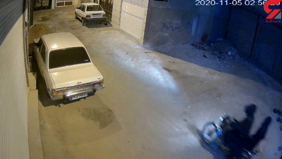 لحظه آتش زدن خودرو پیکان توسط...