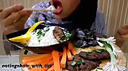 خوردن یه غذای کره ای توسط یک م...