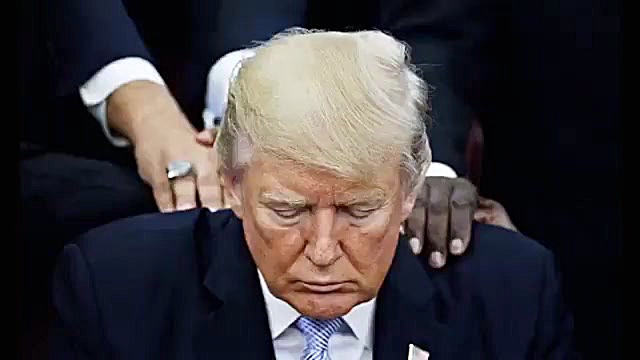 دعا خوندن ترامپ در کلیسا