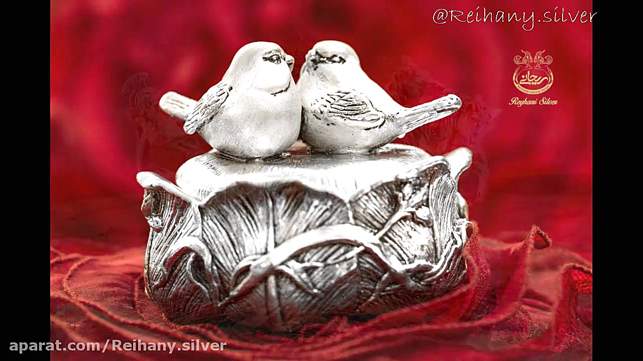 سفره آرایی شب یلدا با ظروف پای...