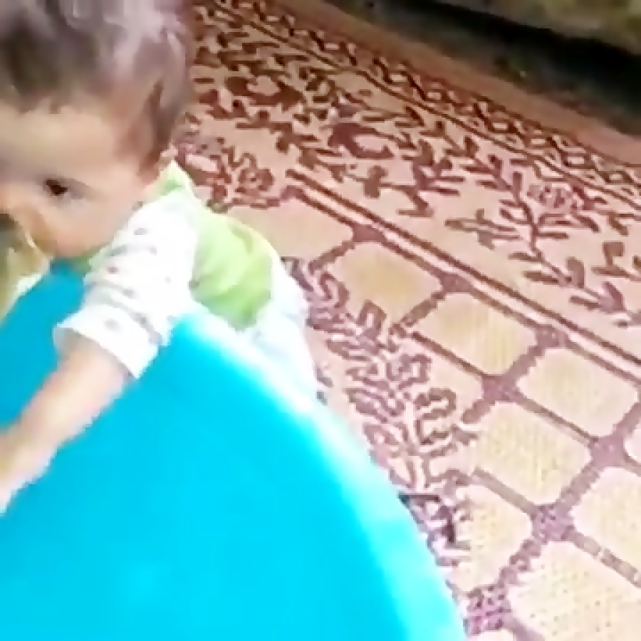 لب و لب بازی بچه با ماهی خخخخخ...