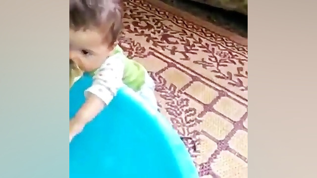 لب و لب بازی بچه با ماهی خخخخخ...