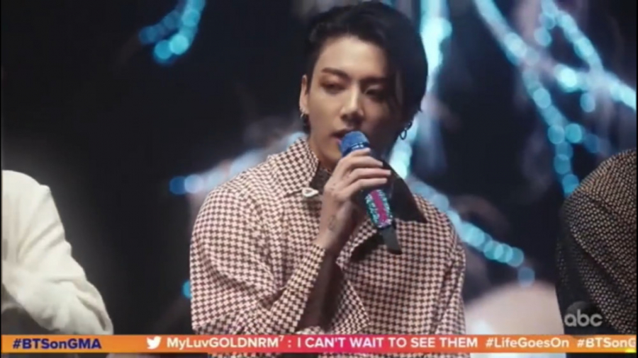 اجرای آهنگ Dynamite از بی تی ا...