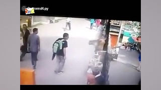 حمله میمون به پسر فلک زده